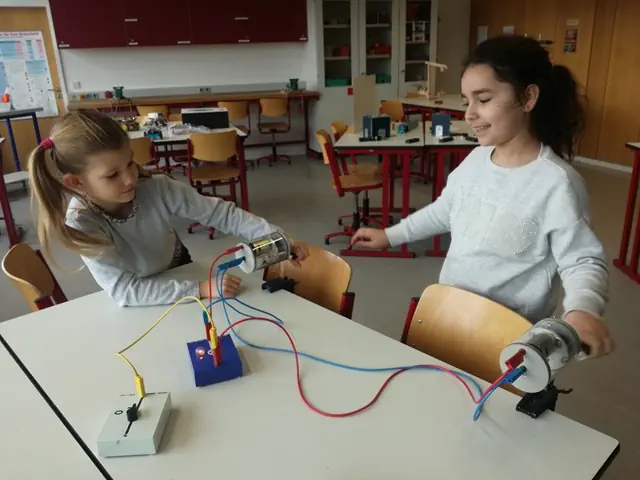 Zwei Schlerinnen experimentieren mit elektrischem Stromkreis