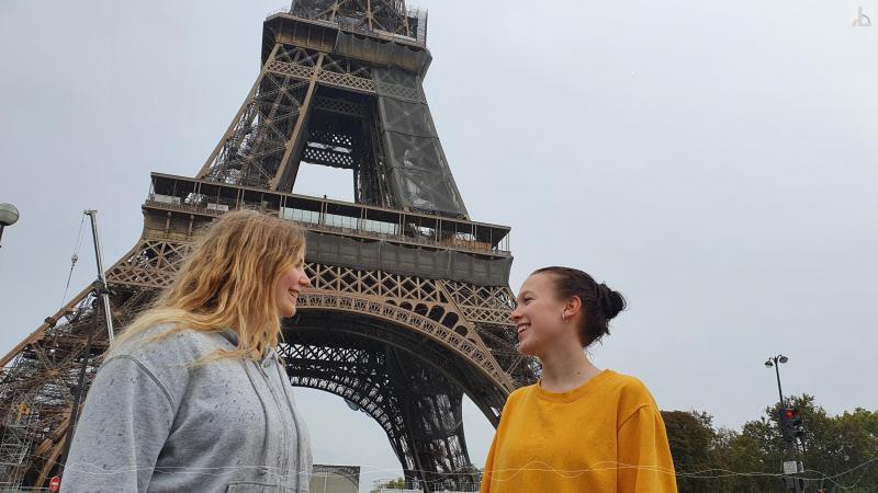 Zwei Mdchen vor dem Eiffelturm
