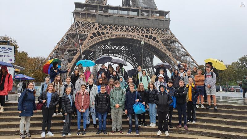 Schlergruppe vor dem Eiffelturm