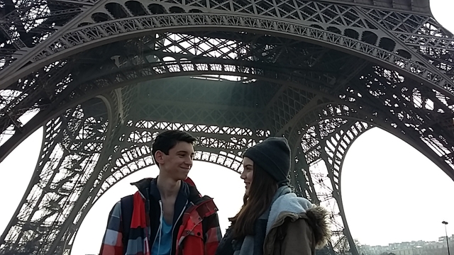 Mdchen und Junge unter dem Eiffelturm