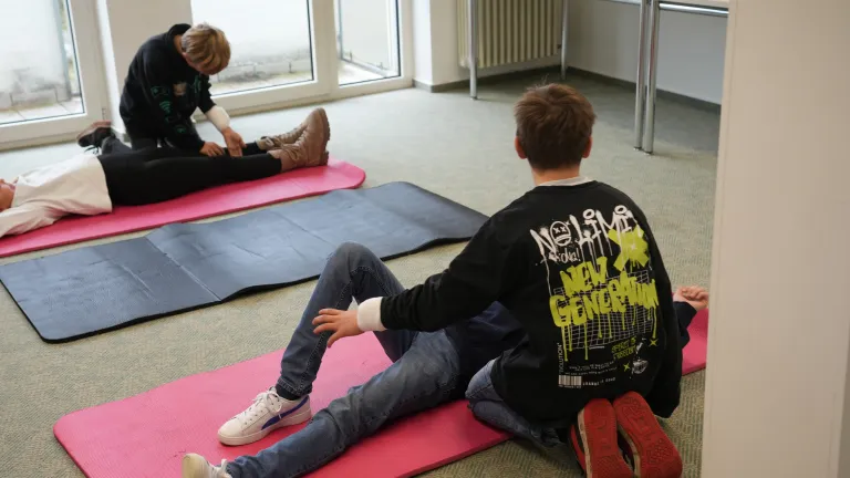 Beim Erste-Hilfe-Kurs.