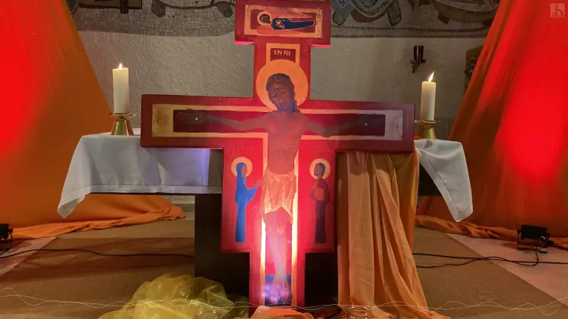 Kreuz vor dem Altar