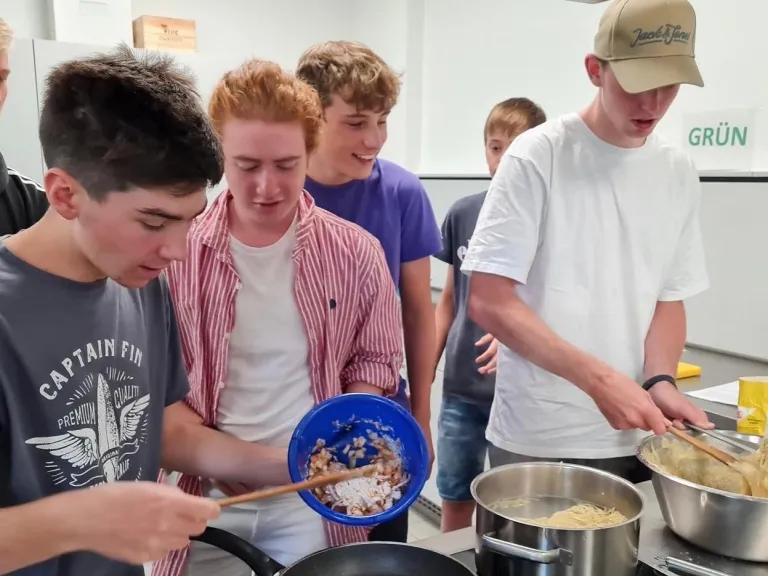 Schlergruppe beim Kochen