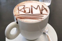 Café Crema mit Schriftzug Rom