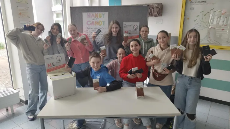 Schler der Fairtrade AG haben alte Handys eingesammelt