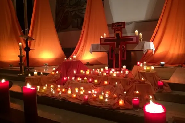 Ein Meer aus Kerzen vor dem Altar lädt zum Meditieren ein.