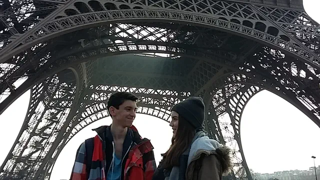 Pärchen unterm Eiffelturm