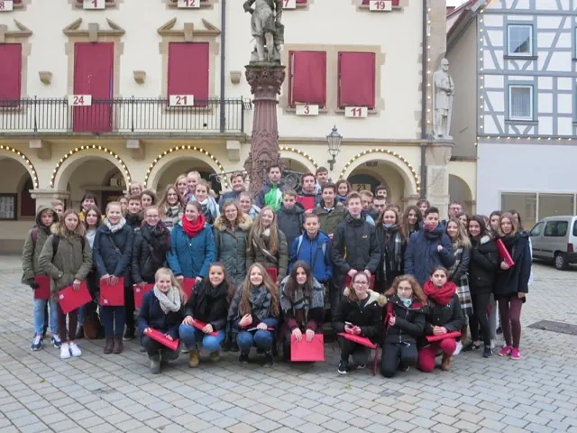 Schülergruppe vor Rathaus Sigmaringen
