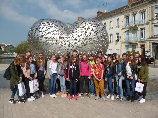 Schülergruppe vor Coeur de Troyes