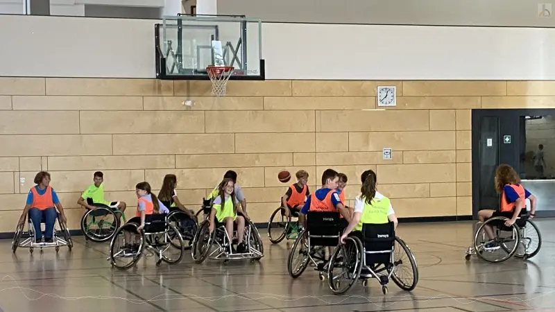 SchlerInnen spielen Rollstuhlbasketball