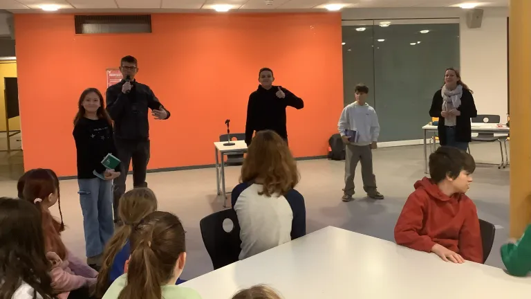 Die Jury mit den Teilnehmenden bei der Abstimmung