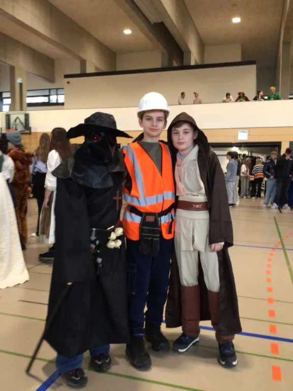 Drei Jungs im Kost�m