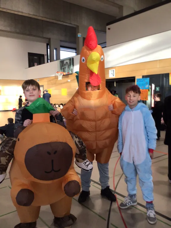 Drei Jungs im Kost�m