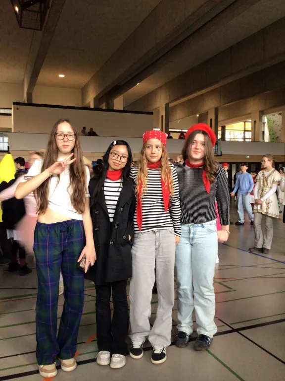 M�delsgruppe im Kost�m