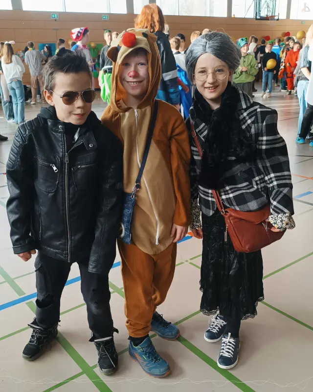 Drei verkleidete Schüler