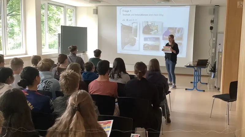 Frau Baier referiert vor den G10ern