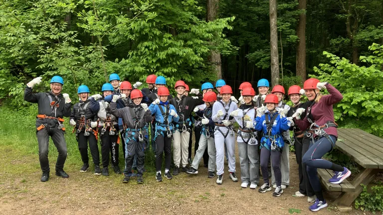 Kinder bei erlebnispdagogischen Spielen