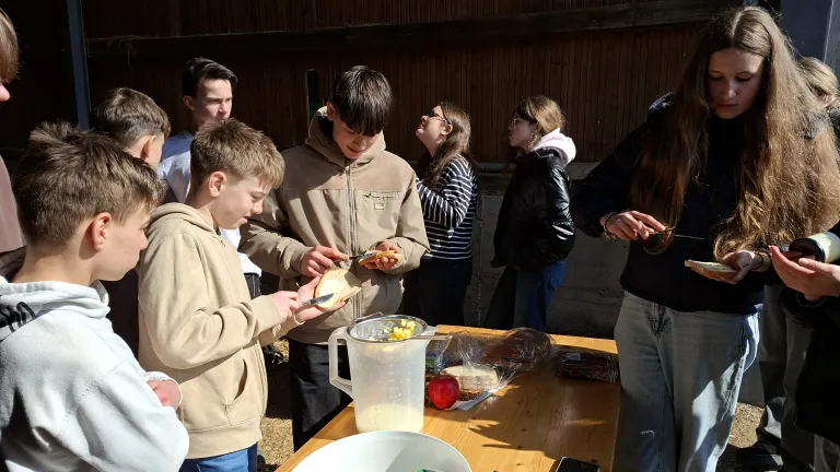 Die A8a beschmiert Brote mit selbst geschlagener Butter