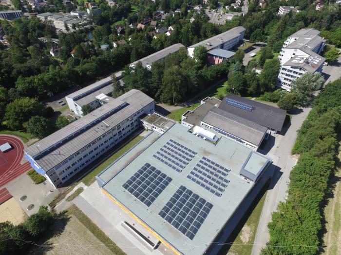 Luftaufnahme der Schule, auf der die Solarpaneele zu sehen sind