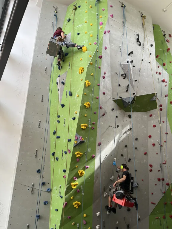 Kletterer beim Schrauben neuer Routen