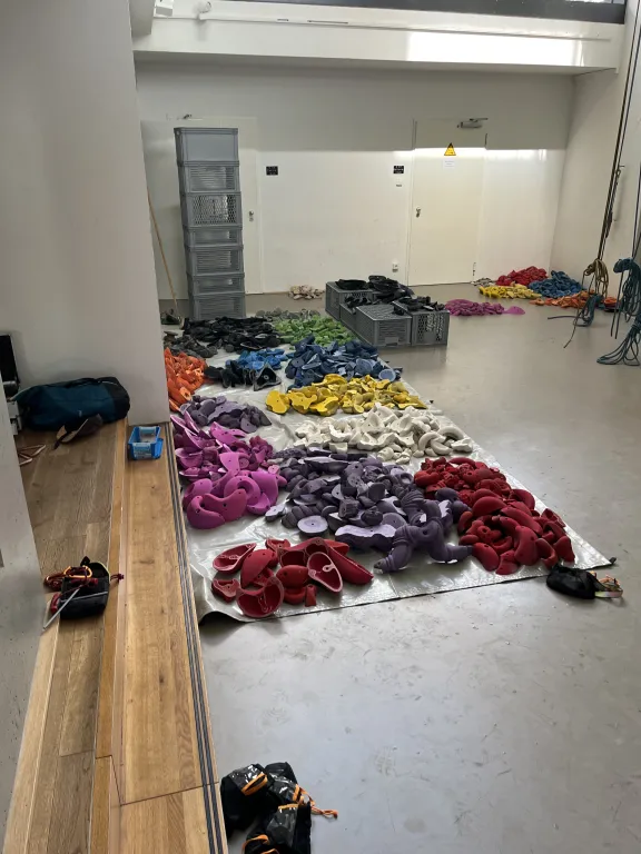 Abgeschraubte Klettergriffe