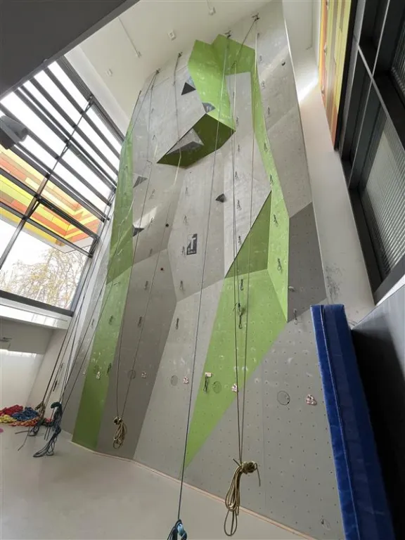 Nackte Kletterwand ohne Griffe