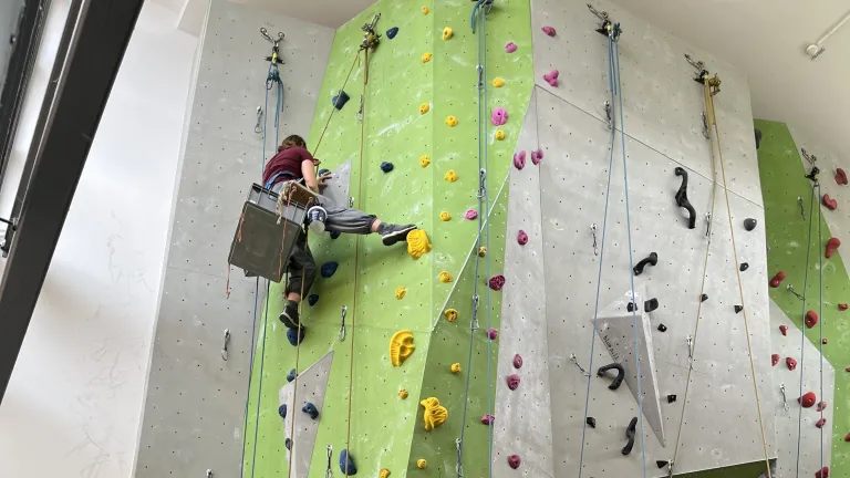 Kletterer beim Schrauben neuer Routen