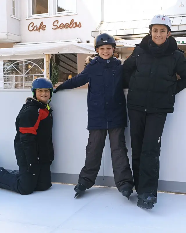 Drei Schüler auf der Eisbahn