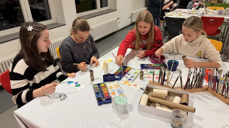 Vier Mädchen beim Basteln