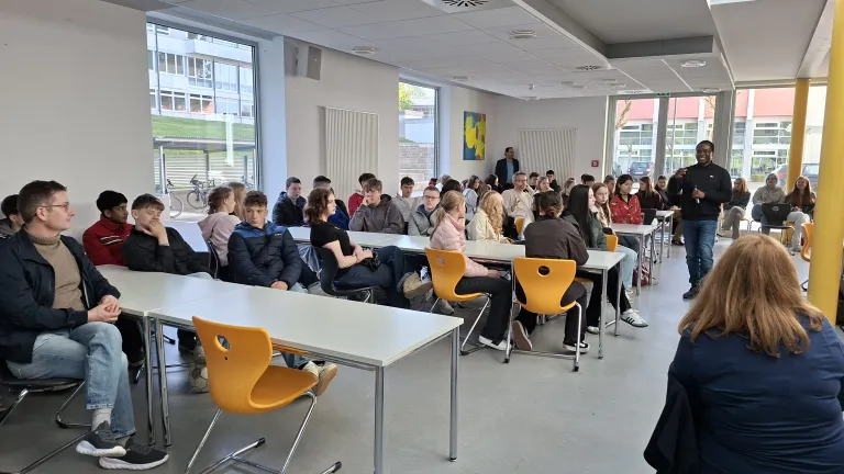 Davies erz�hlt in der Lizeria