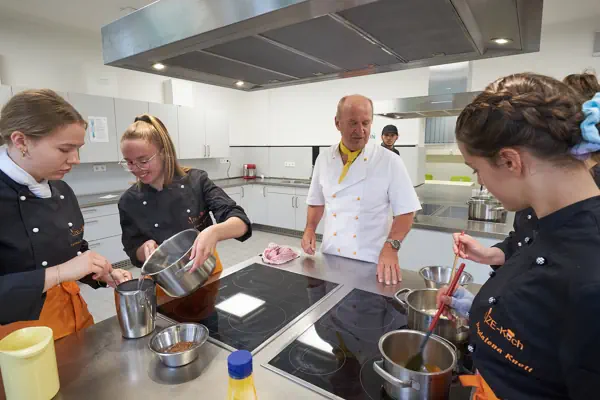 Lizeköche beim Kochen