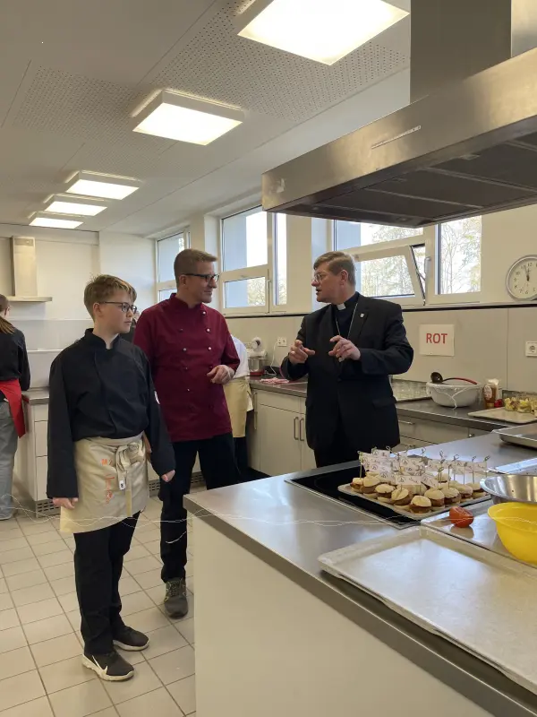 Bischof im Gesprch mit LIZE-Kchen
