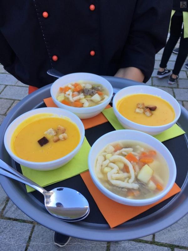 Suppe und Gaißburger Marsch in Tellern