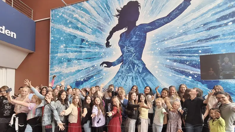 Gruppenbild vor dem Plakat der Eisknigin