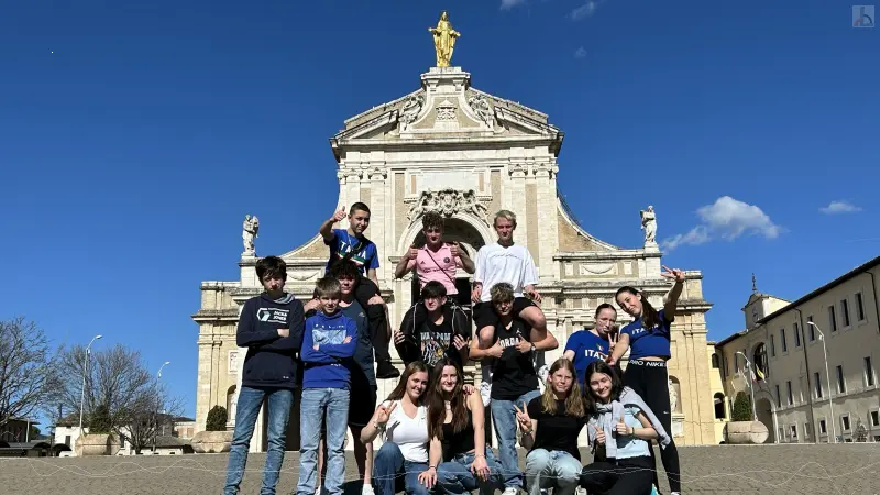 Gruppe vor der Basilika Santa Maria degli Angeli