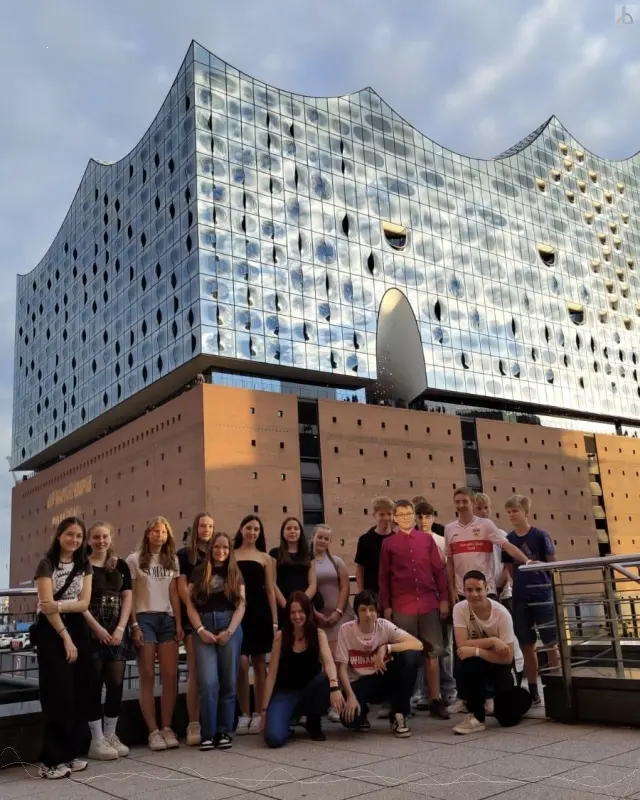 Die G9b vor der Elbphilharmonie