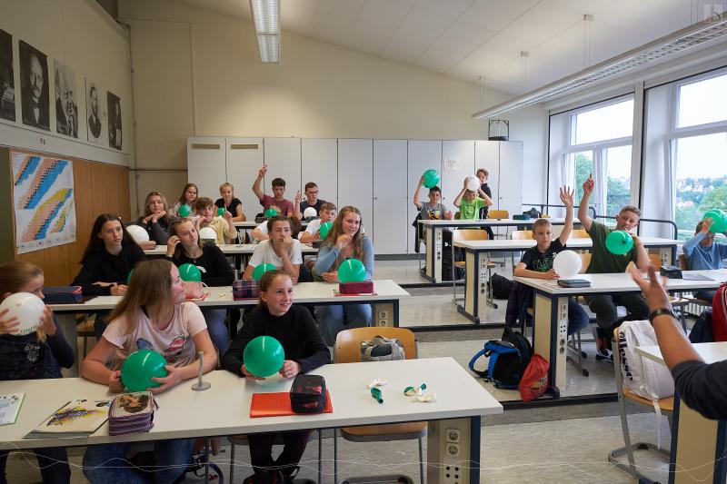 Physikunterricht mit grünen Luftballons