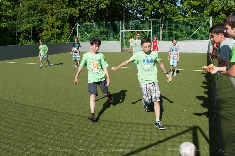 Schüler spielen Fußball auf dem Soccer-Feld