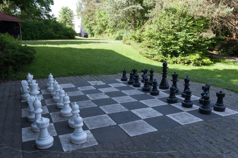Schulhofschachfeld mit Schachfiguren