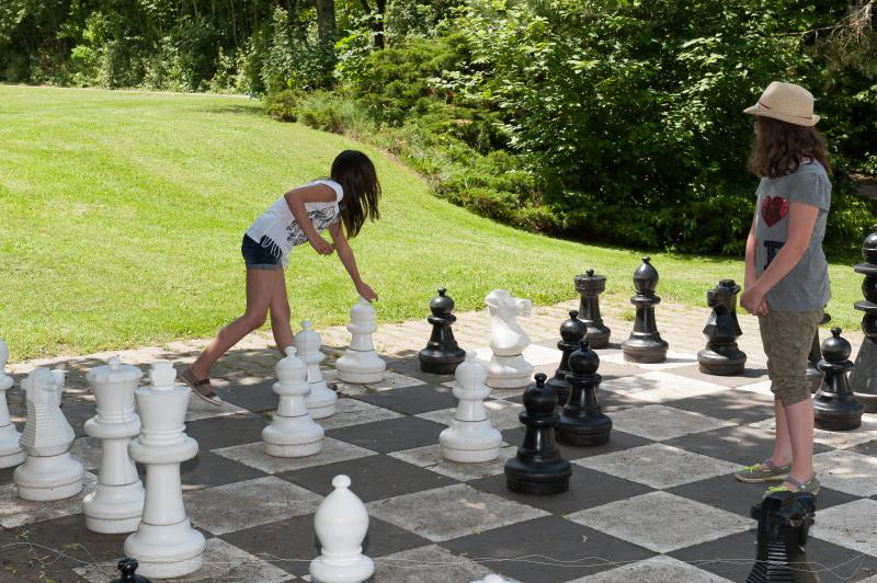 Zwei Schülerinnen beim Schachspiel im Schulhof