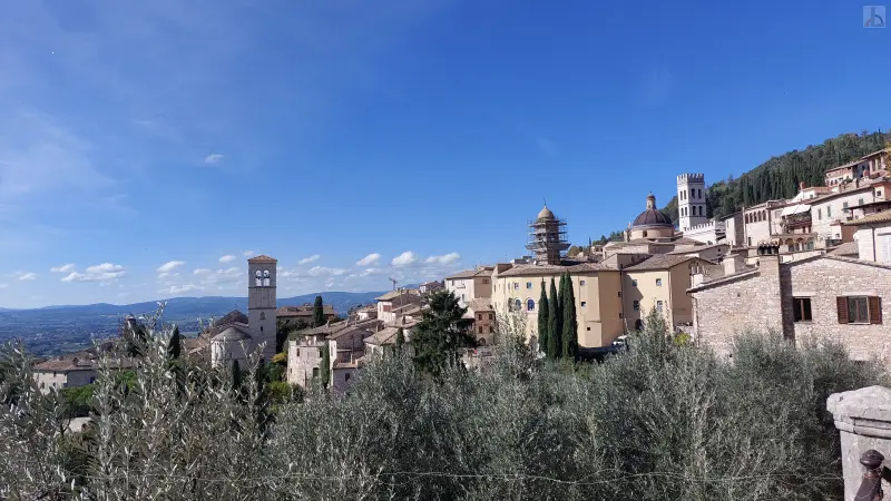 Assisi unter blauem Himmel