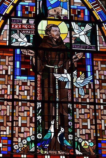 Buntglasfenster in Kirche zeigt Franziskus