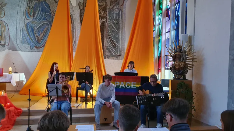 Unsere Tau-Band begleitet die Taiz-Lieder