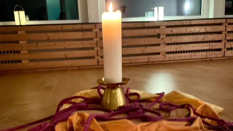 Kerze im Meditationsraum