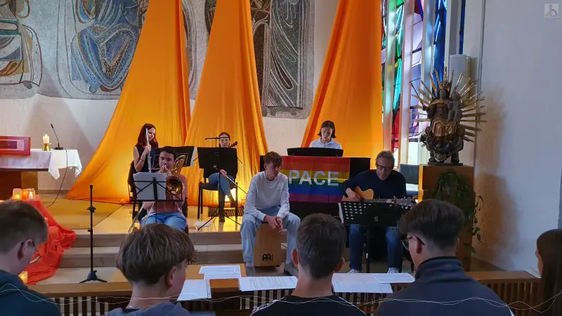 Unsere Tau-Band begleitet die Taiz-Lieder