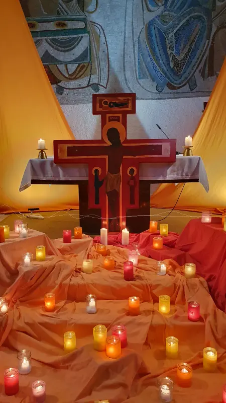Im Taiz-Stil dekorierter Altar
