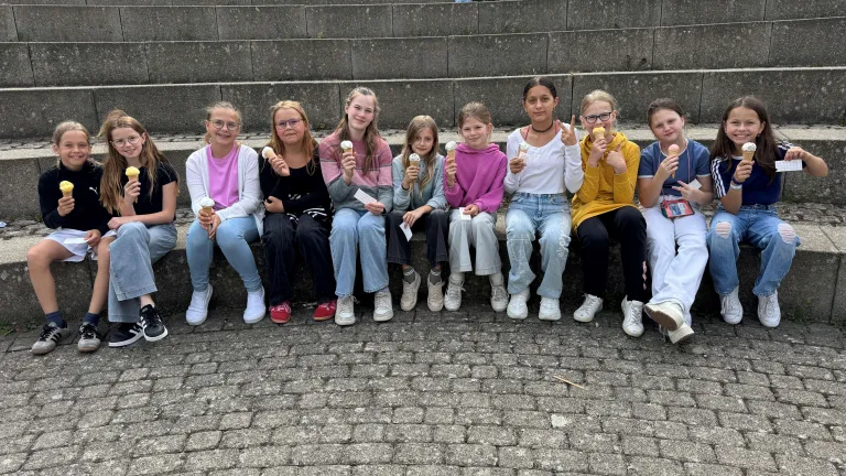 Mdelsgruppe beim Eisschlecken