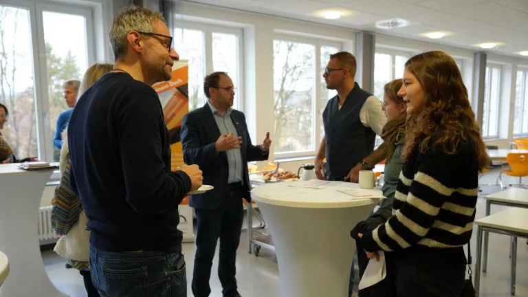 Die Kandidat*innen im Gesprch mit der Schulleitung