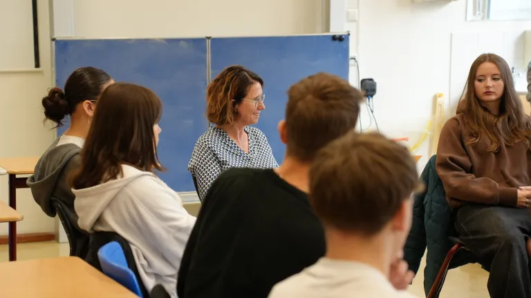 Die Kandidat*innen im Gesprch mit Schler*innen