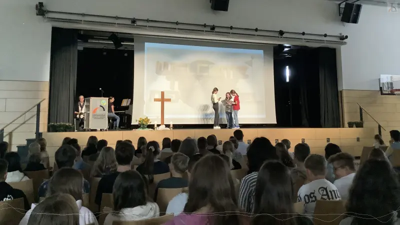 Drei Schlerinnen auf der Bhne im Schulgottesdienst